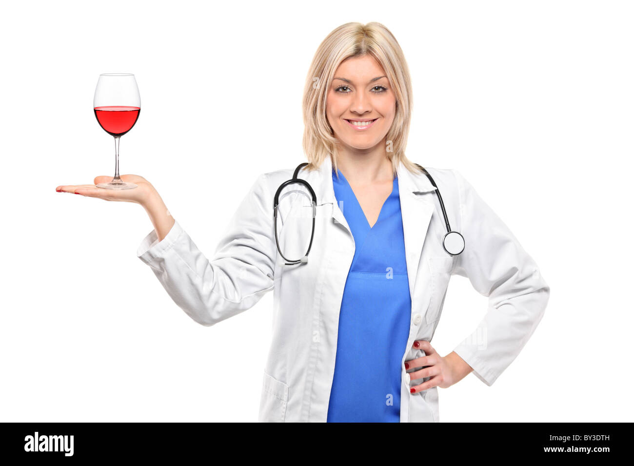 Una mujer médico sosteniendo un vaso de vino Fotografía de stock - Alamy