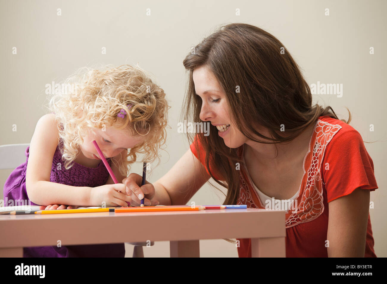 Estados Unidos, Utah, Lehi, madre e hija (2-3) dibujando juntos Foto de stock