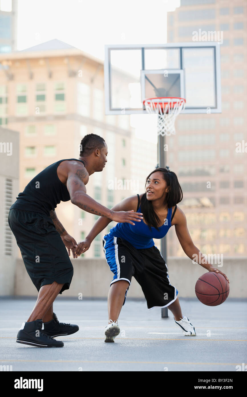 Estados Unidos, Utah, Salt Lake City, joven y mujer joven jugando baloncesto  Fotografía de stock - Alamy