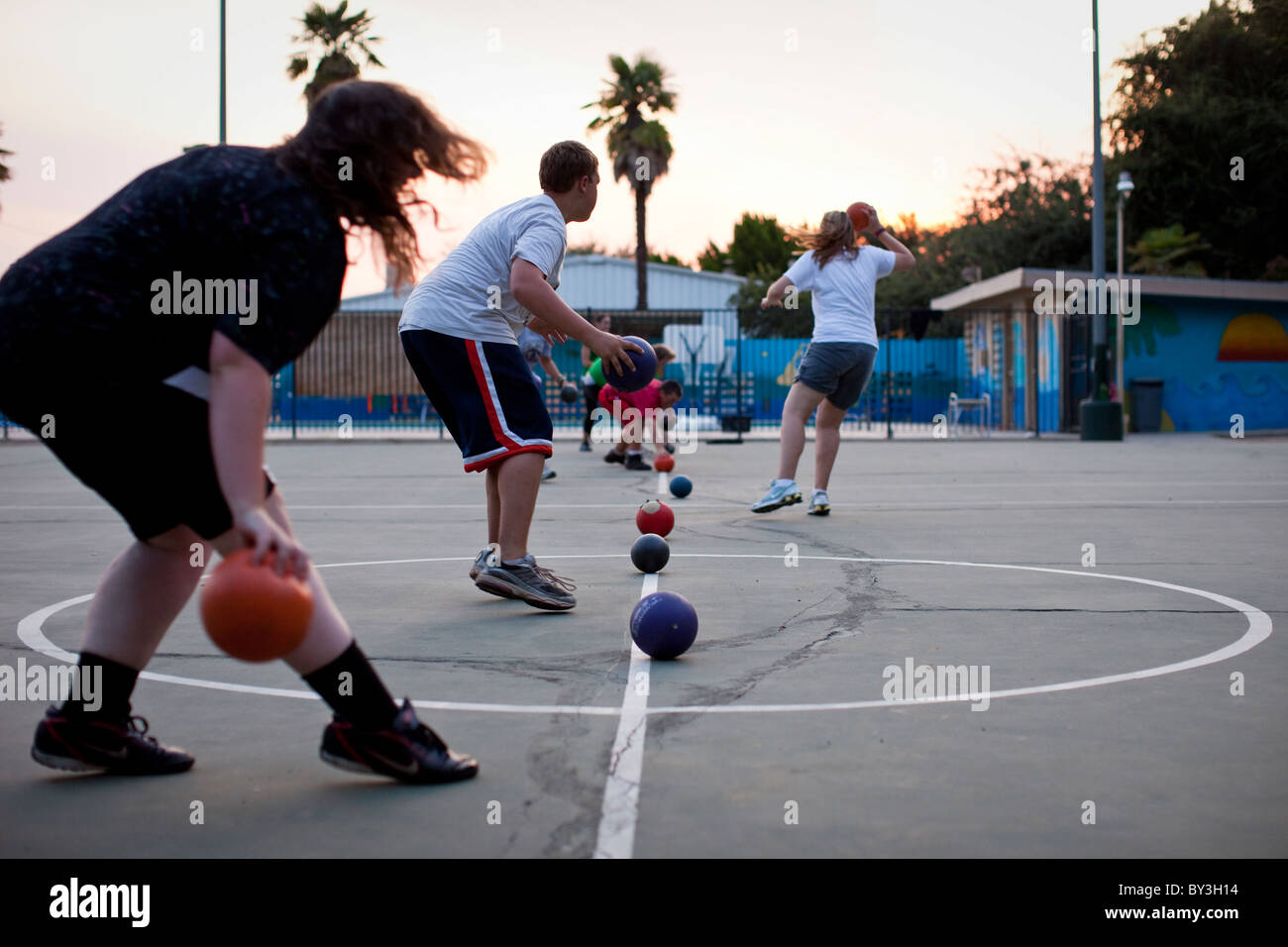 Reedley, California, Estados Unidos. Los adolescentes jugar dodgeball