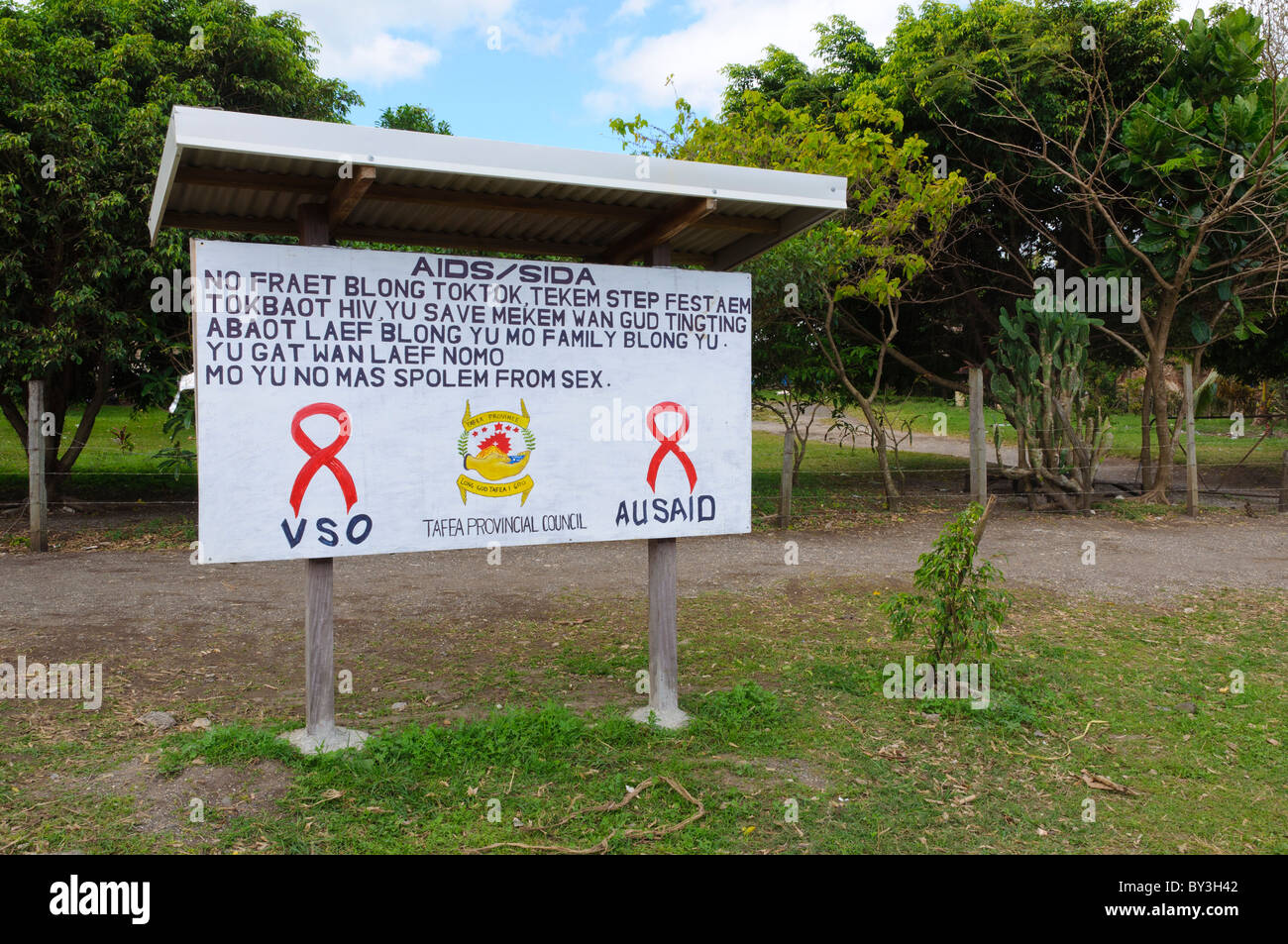 Muestra pintada a mano: campaña de salud pública señal de advertencia sobre el SIDA y las ITS, parte de un proyecto de ayuda exterior, en Vanutatu, Pacífico Sur. El Bislama criollo. Foto de stock