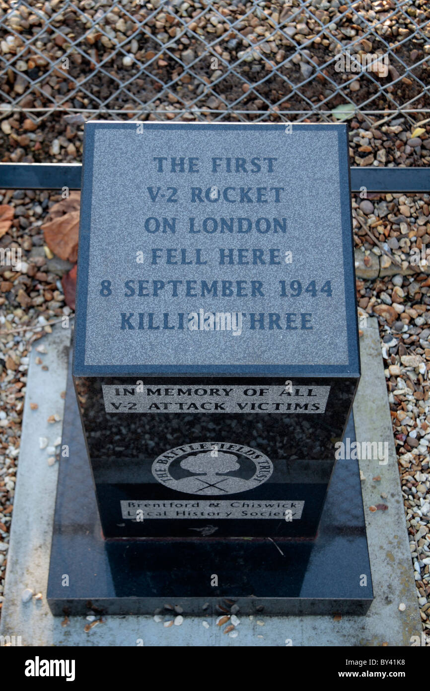 El memorial el marcador del primer cohete V-2 que aterrizó en Staveley Road, Chiswick, al oeste de Londres, Reino Unido el 8 de septiembre de 1944. Foto de stock