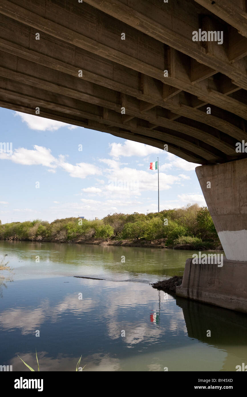 Ondea la bandera mexicana JuarezLincoln cerca del puente internacional