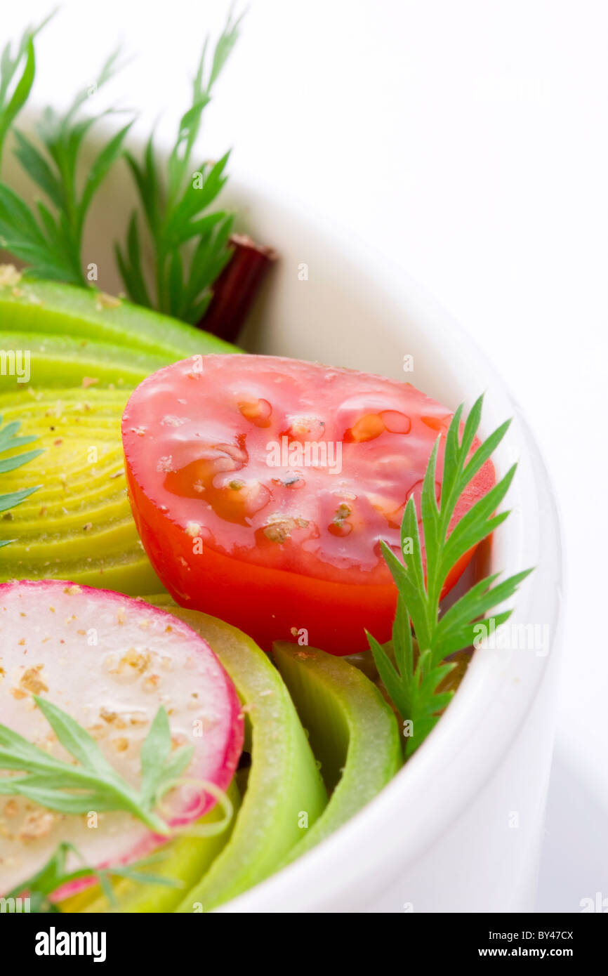 Primavera fresca ensalada con aderezo de vinagre en un tazón Foto de stock