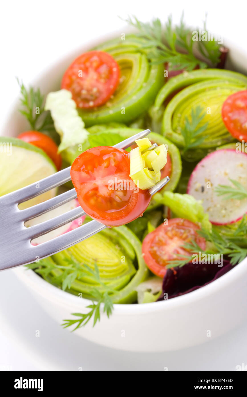 Algunos bits de ensalada en la horquilla cerrar Foto de stock