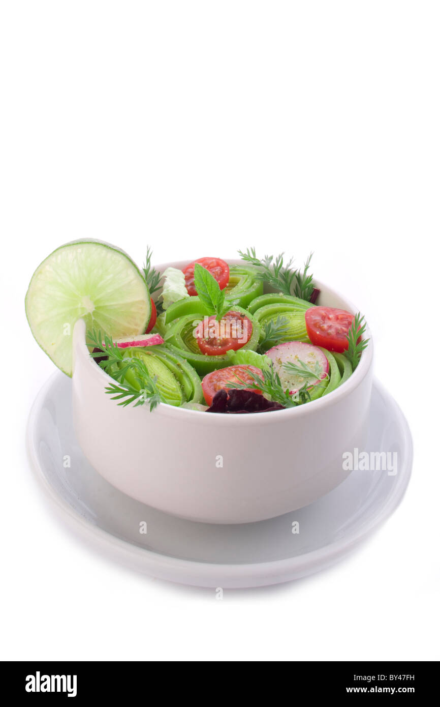 Primavera fresca ensalada con aderezo de vinagre en un tazón Foto de stock