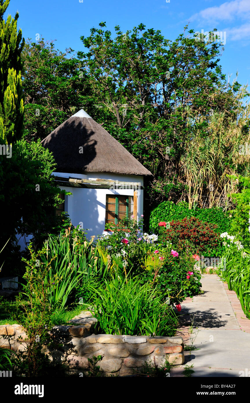 Casa de huéspedes de estilo africano y un jardín de flores. El Príncipe Alberto, en el sur de África. Foto de stock