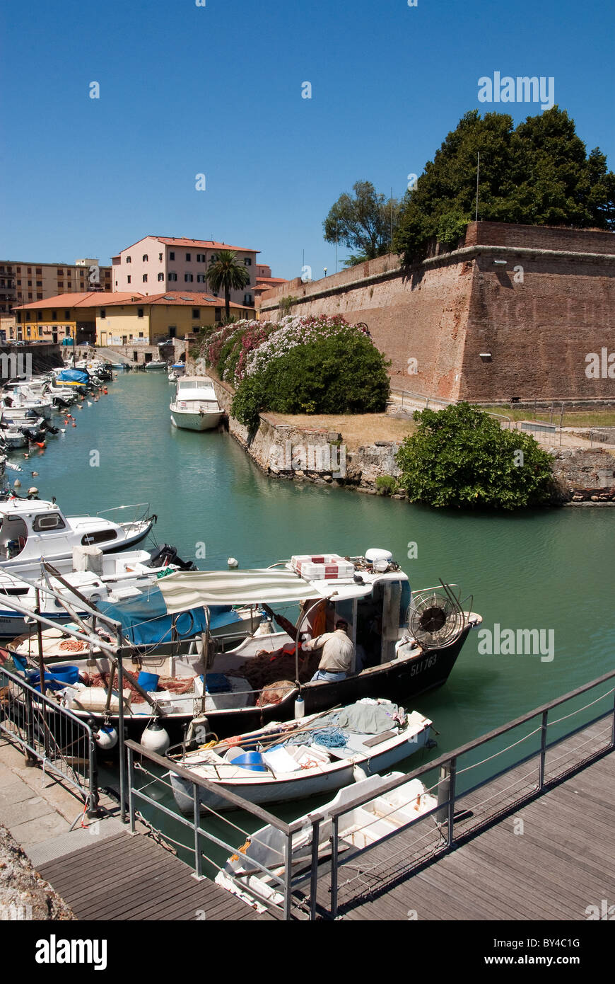 Puerto de Livorno Livorno o conocido como el distrito de Venecia, canales con murallas Foto de stock