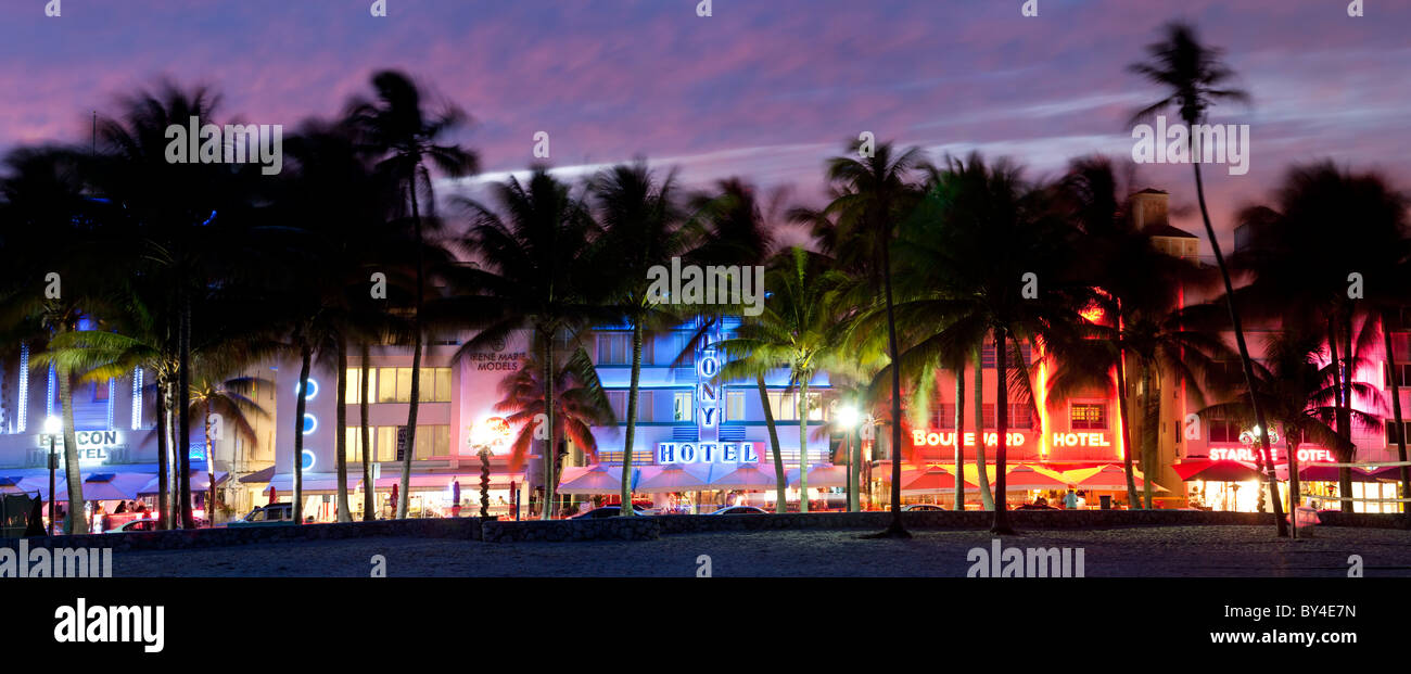 Zona Art decó con hoteles al anochecer, Miami, Florida, EE.UU. Foto de stock