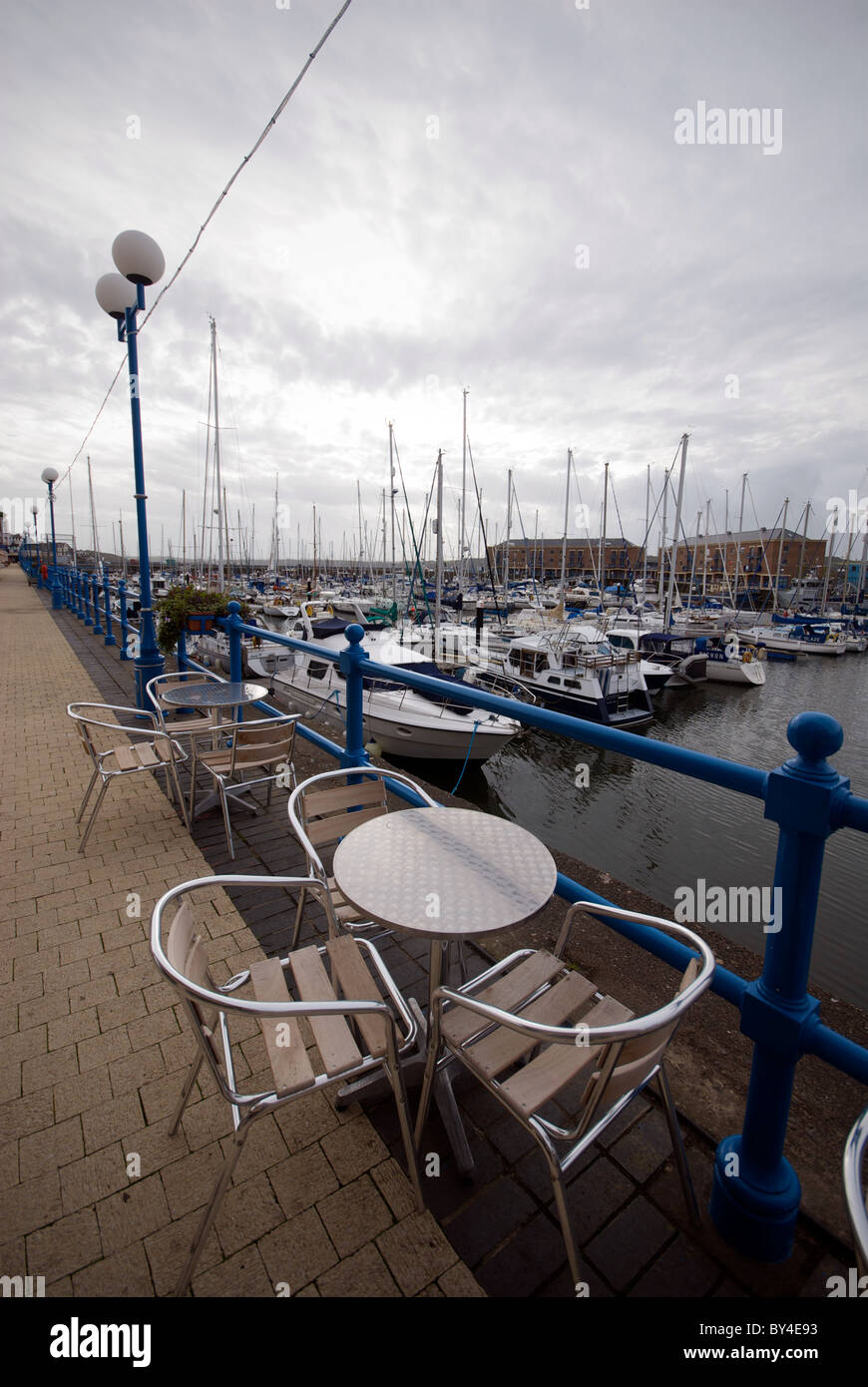 Milford Haven Pembrokeshire Wales UK Puerto Puerto Marina Cafe tablas Foto de stock