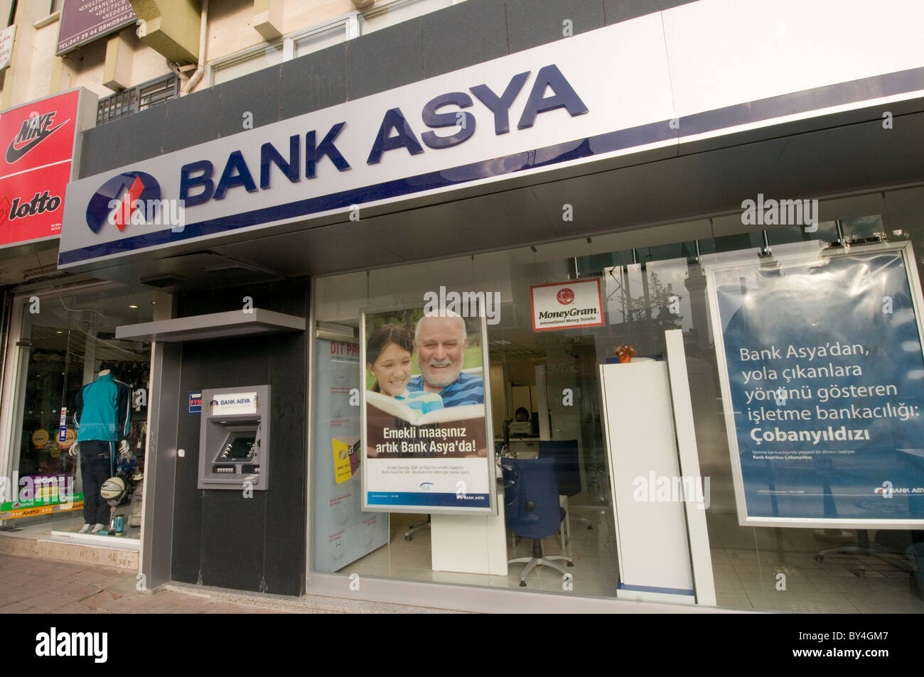 Bank asya Turquía turco bancos banco sucursal bancaria ramas High street Foto de stock