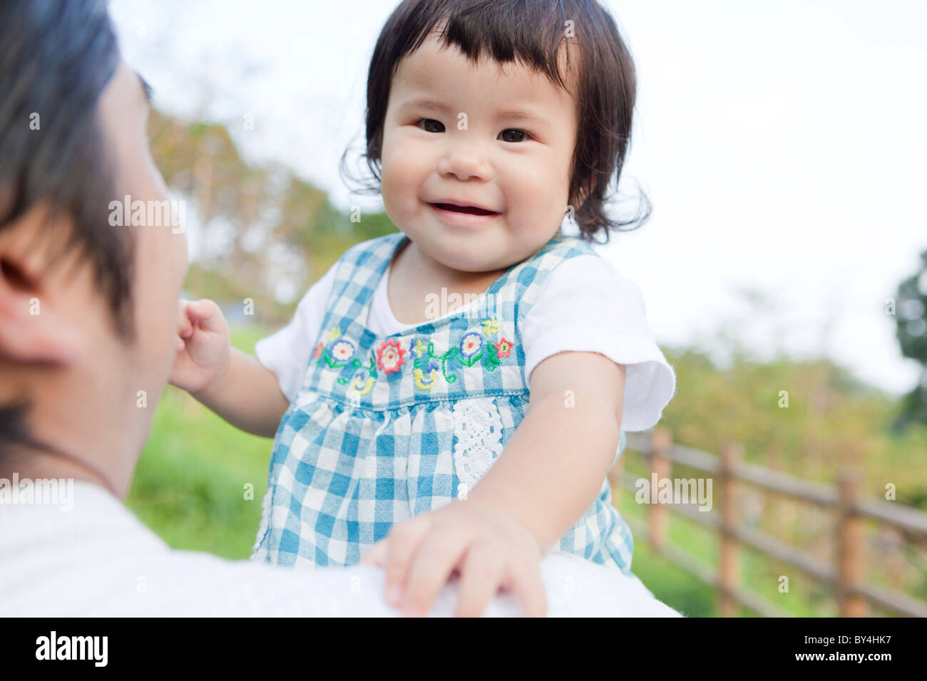 Padre llevar a su hija Foto de stock