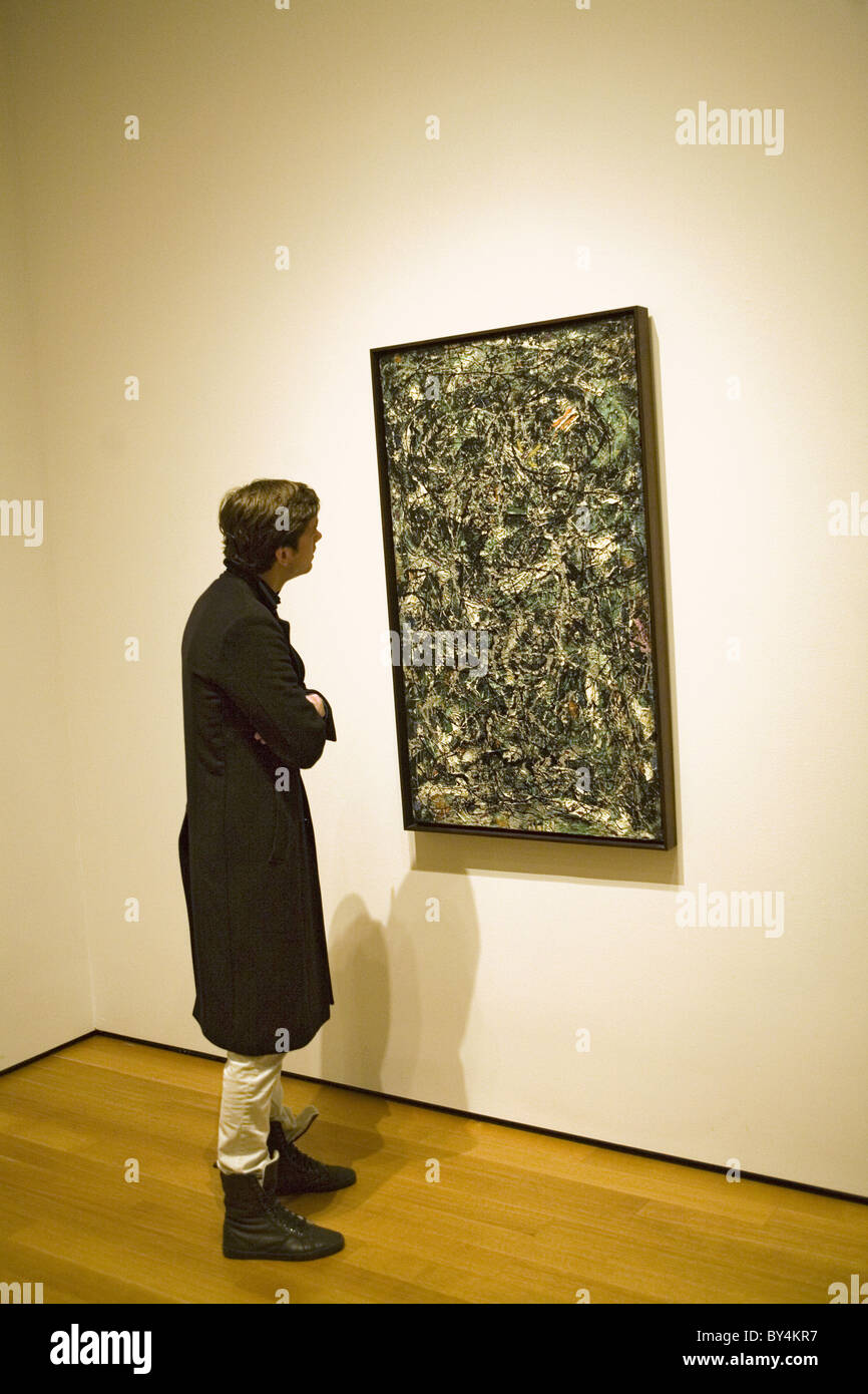 Estudios visitante del museo una pintura de Jackson Pollock, un miembro de los Impresionistas abstractos, Museo de Arte Moderno de la Ciudad de NY Foto de stock