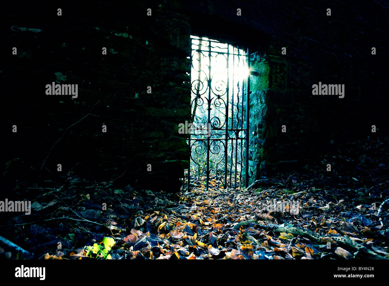 Puerta de entrada a un jardín secreto, Dumfries y Galloway, Escocia Foto de stock