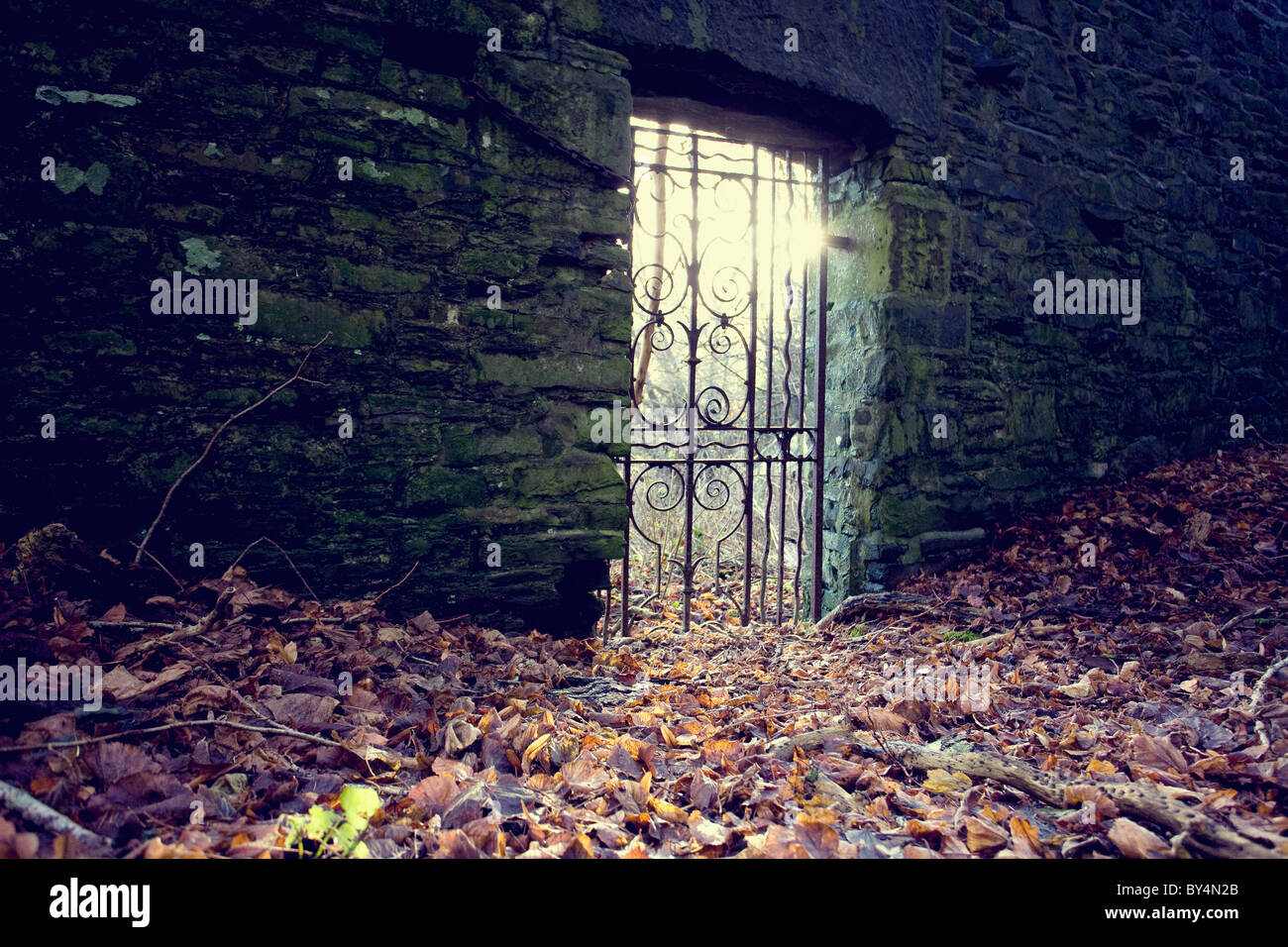 Puerta de entrada a un jardín secreto, Dumfries y Galloway, Escocia Foto de stock