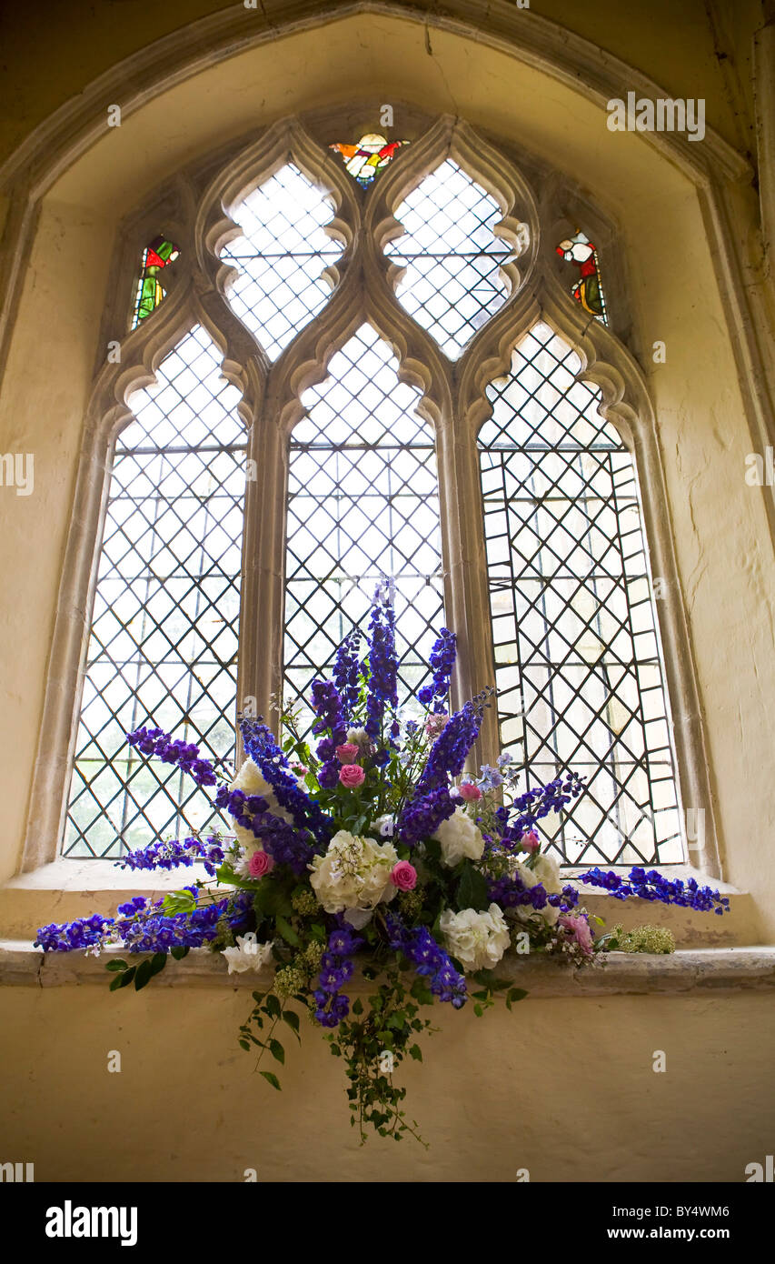 Bouquet de flores de boda en una iglesia de la ventana Foto de stock