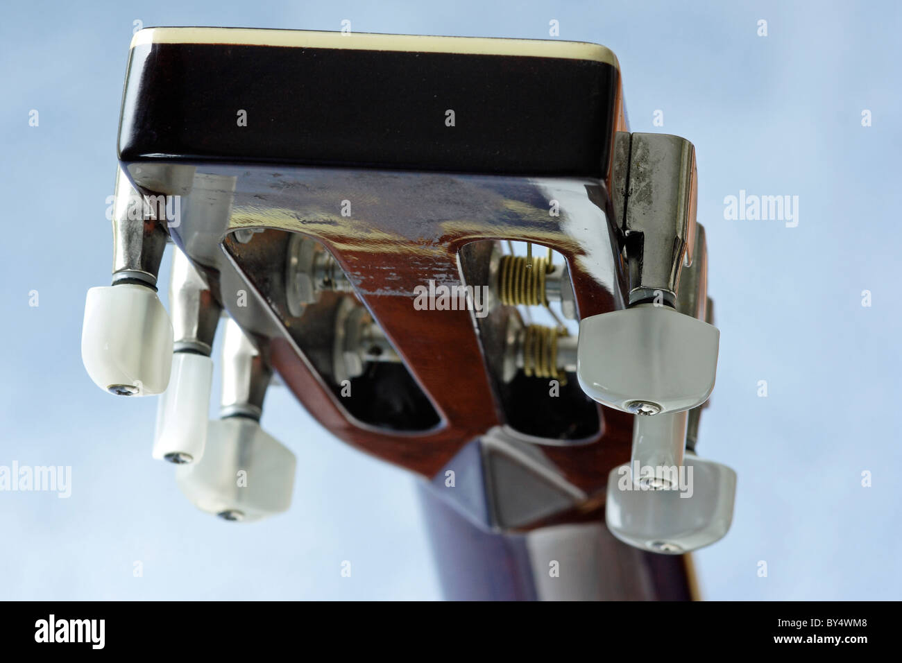 La cabeza de una guitarra acústica, mostrando las cabezas de máquina