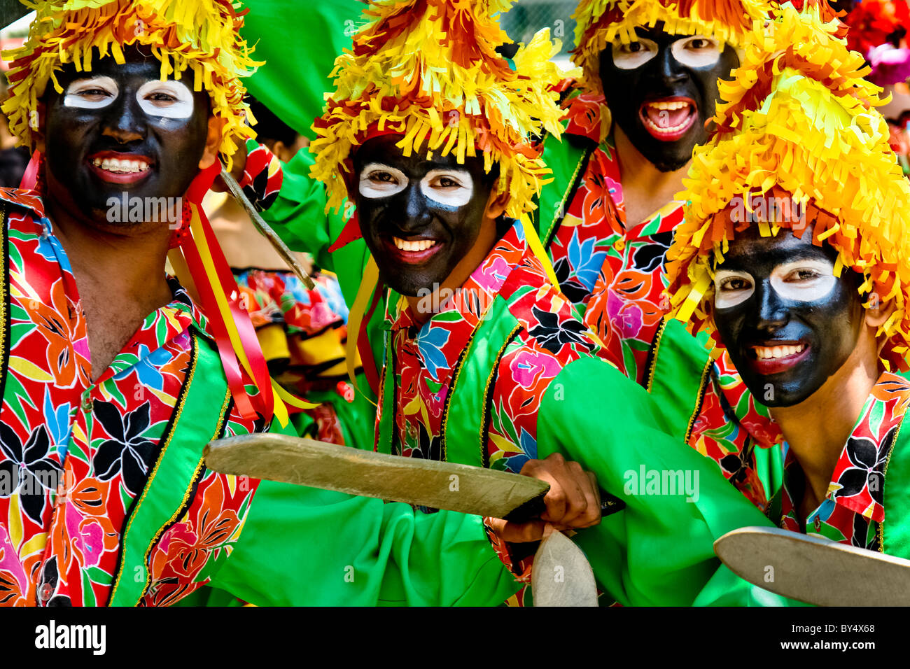 Los muchachos colombianos, vistiendo máscaras tradicionales, danza durante  el carnaval de Barranquilla, Colombia Fotografía de stock - Alamy