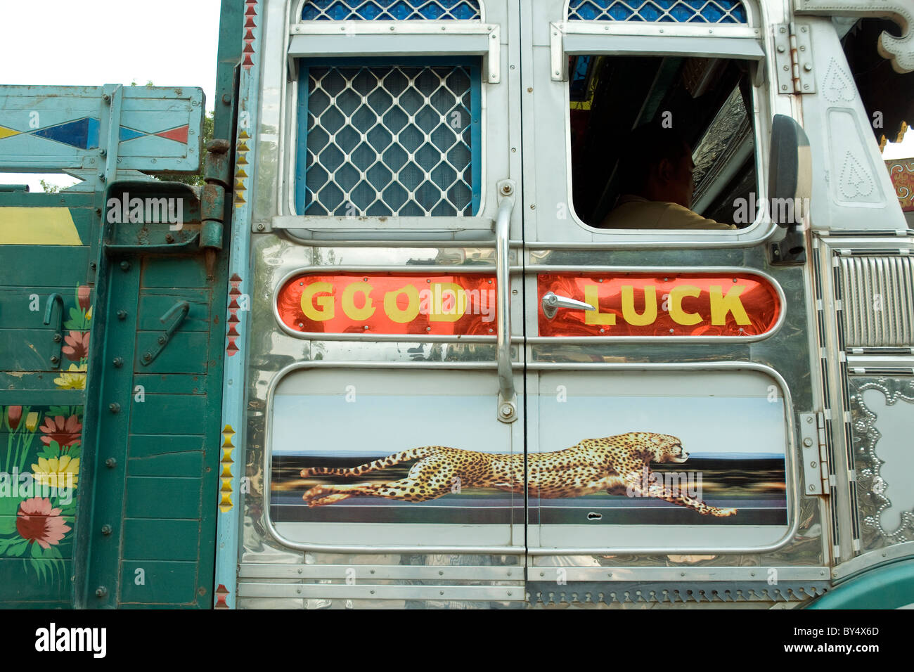 Lemas como "buena suerte" son a menudo entre los adornos de los transportistas de mercancías, o camiones, en Bhután, cerca de la frontera india. Foto de stock