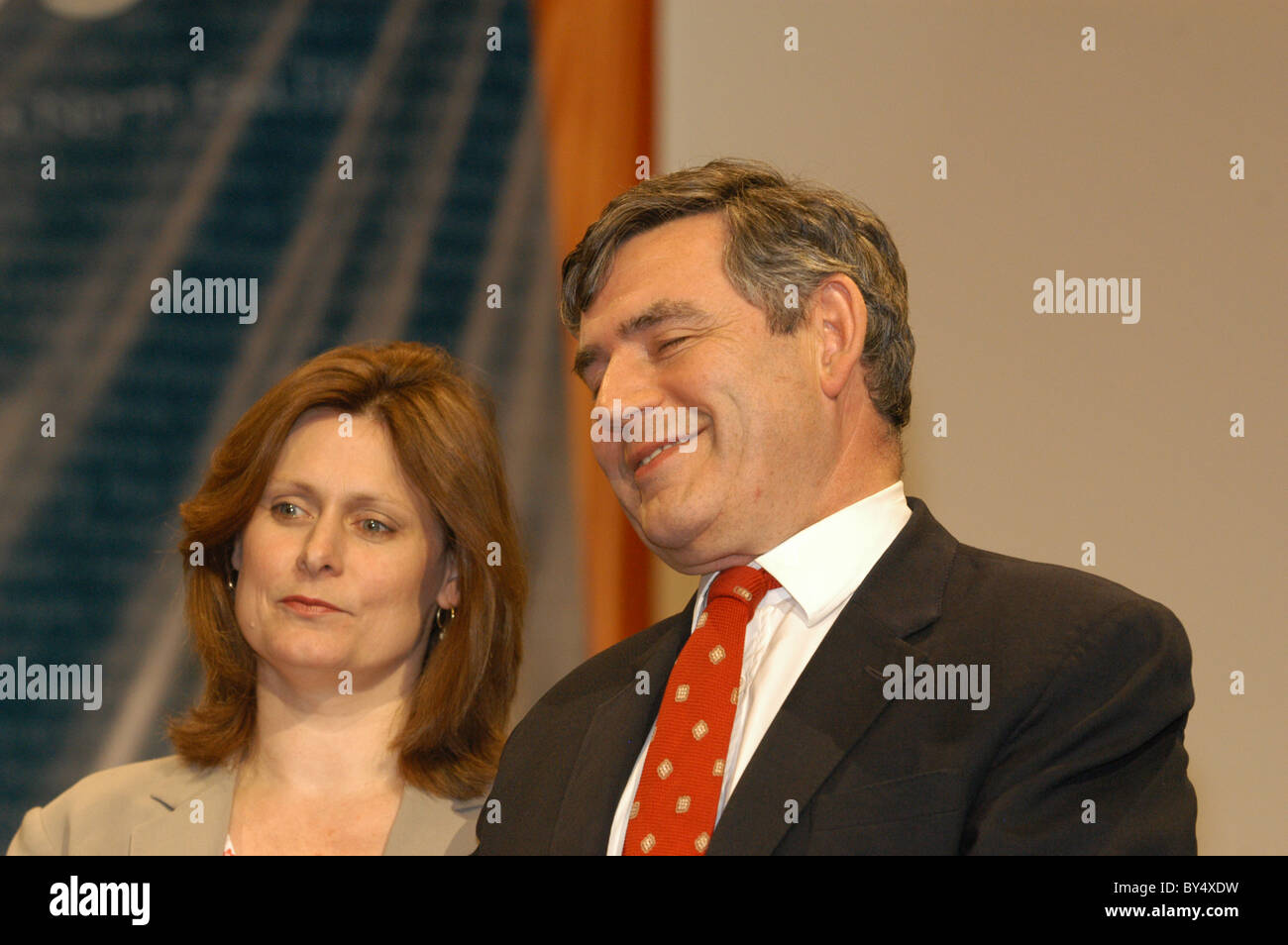 Ex Primer Ministro británico, Gordon Brown, y su esposa Sara en la noche electoral en Kirkcaldy. Foto de stock
