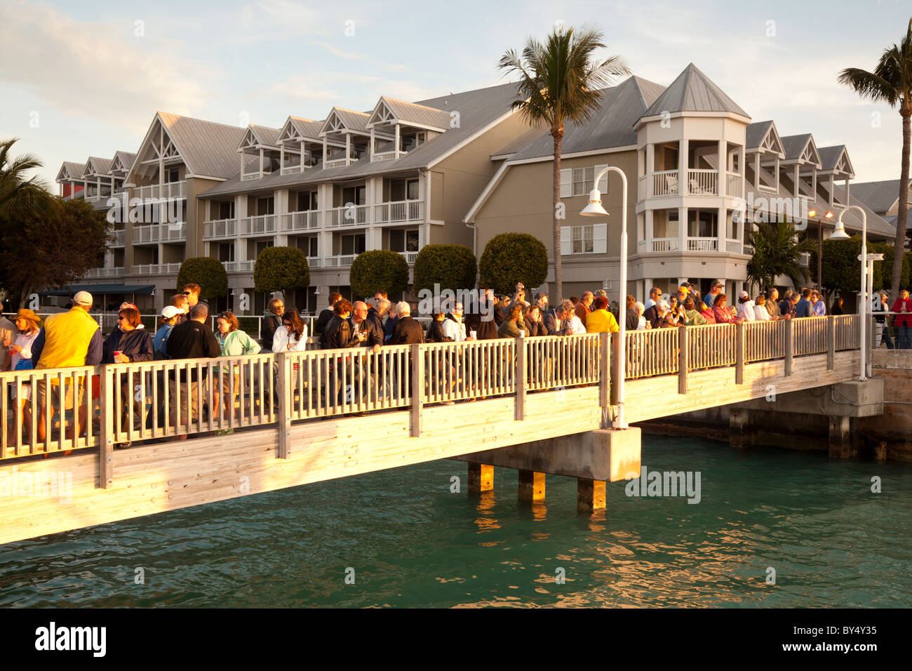 Los turistas se reúnen en Mallory Square, Key West por la famosa Sunset Foto de stock