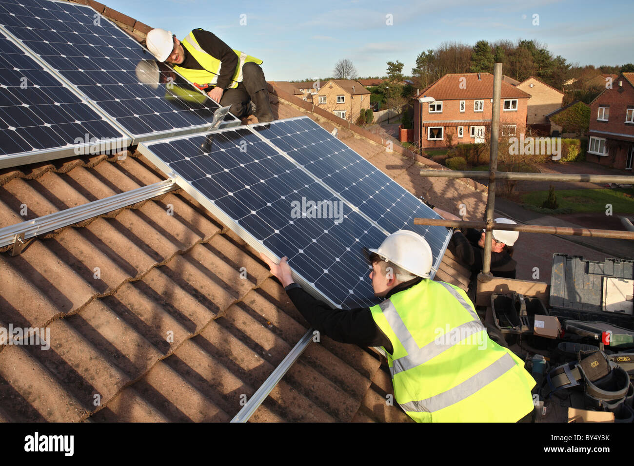 Instalación de paneles solares fotovoltaicos en el techo de una casa interna en Washington, al Noreste de Inglaterra, Reino Unido. Foto de stock