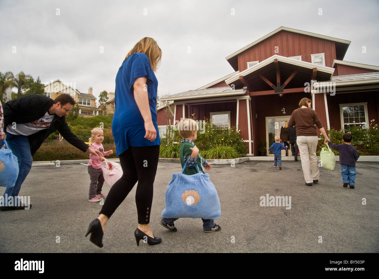 Los padres y los alumnos llegan a los suburbios de preescolar del sur de California. Modelo de liberación Foto de stock