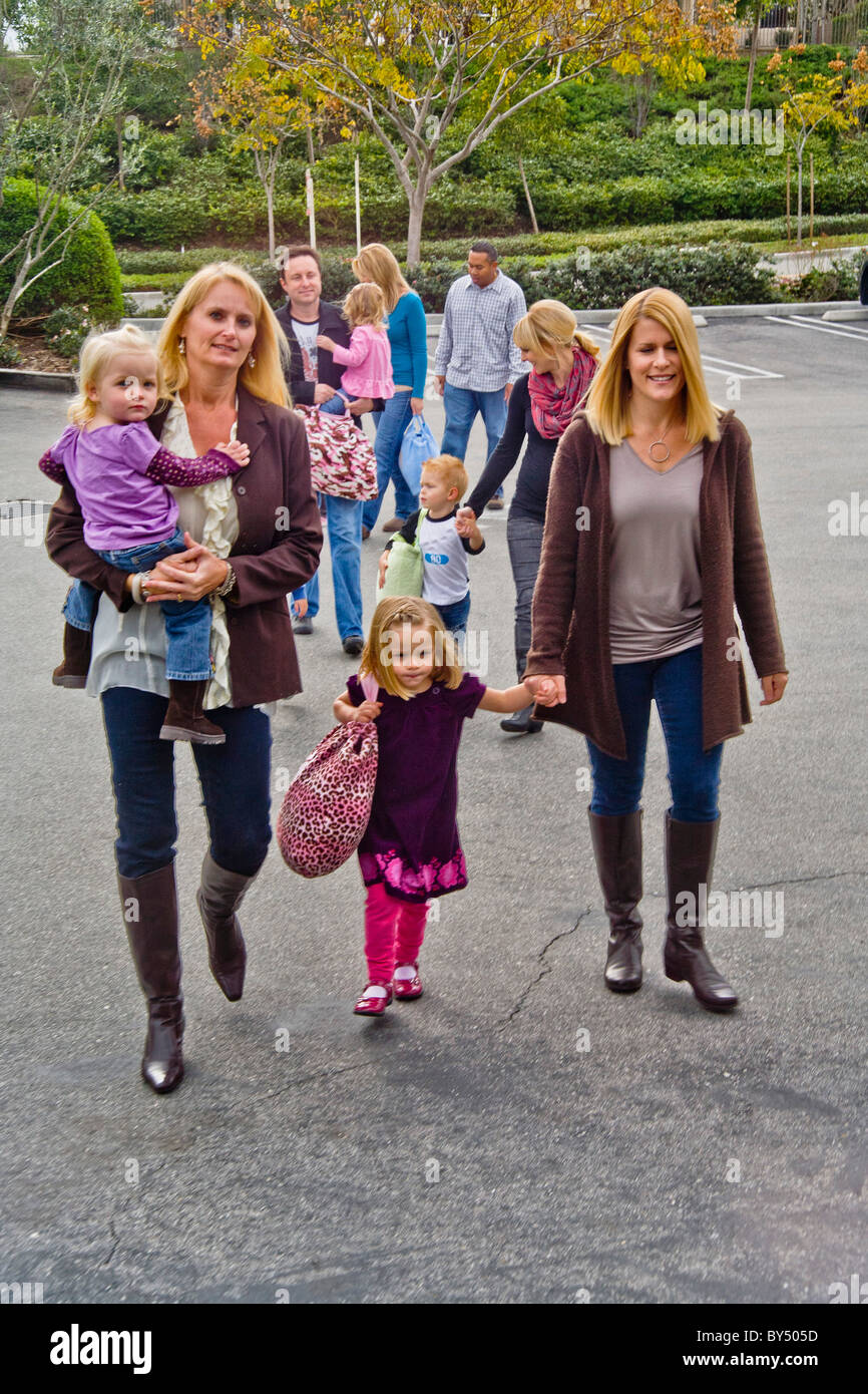Los padres y los alumnos llegan a los suburbios de preescolar del sur de California. Modelo de liberación Foto de stock