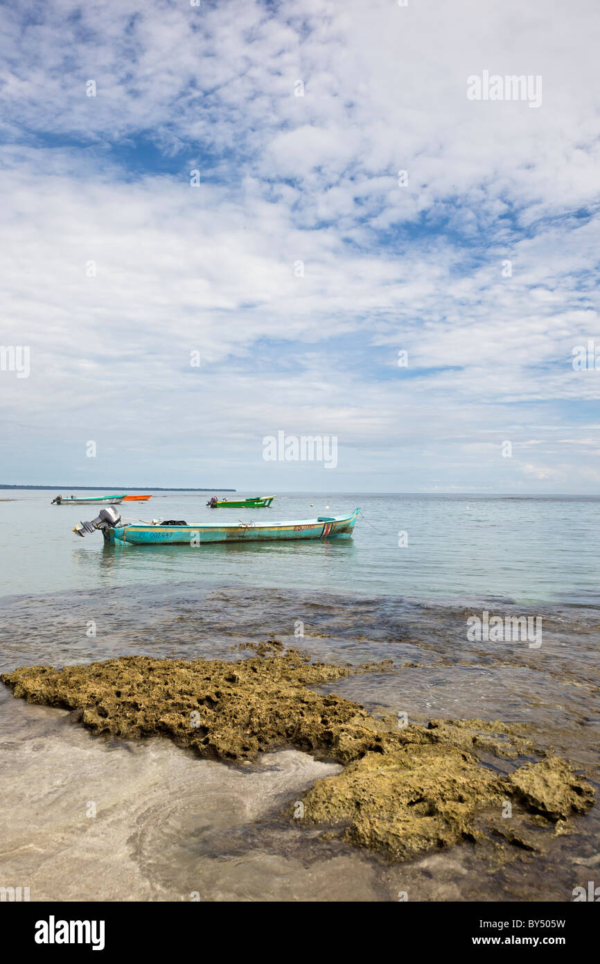 Green pesqueros anclados frente a la rocosa playa Coral en Puerto Viejo de Talamanca, provincia de Limón, Costa Rica. Foto de stock