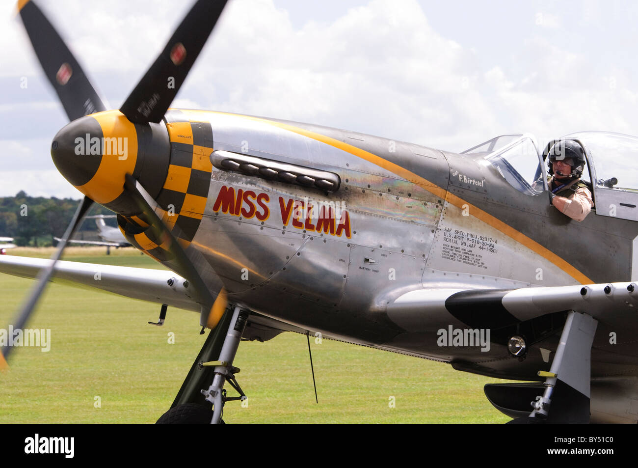 North American P-51D Mustang 'Miss Velma' en rodadura tras mostrar en Duxford Flying Legends Airshow Foto de stock
