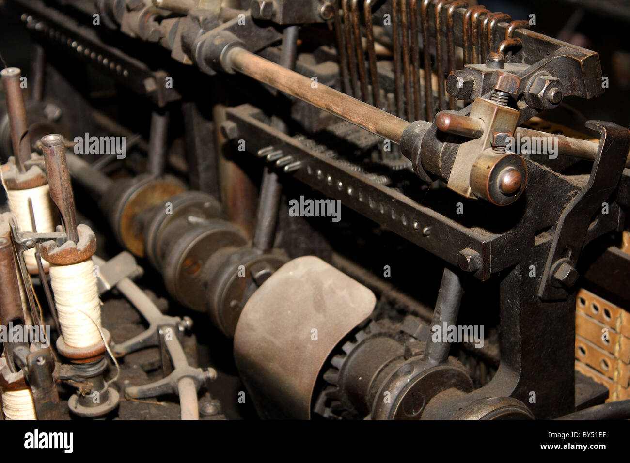 Parte de una vieja máquina de coser Victoriano, como una pieza de museo Foto de stock