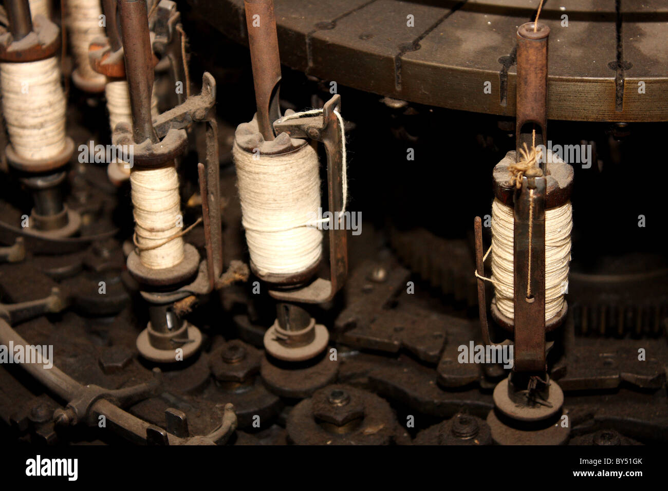 Parte de una vieja máquina de coser Victoriano, como una pieza de museo Foto de stock
