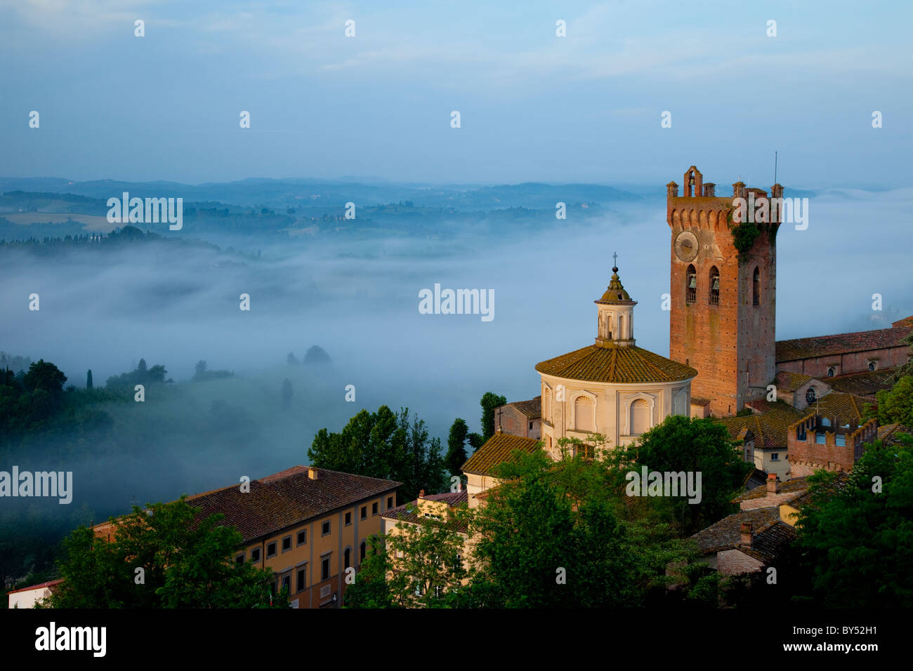 Pre-amanecer mist sentar abajo en el valle, el duomo y la ciudad medieval de San Miniato, Toscana Italia Foto de stock