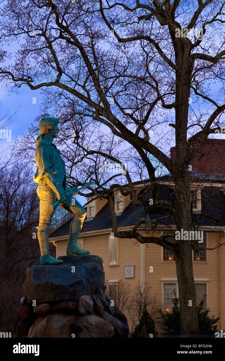 El atardecer en el Minuteman estatua con Buckman Tavern más allá de Lexington, Massachusetts, EE.UU. Foto de stock