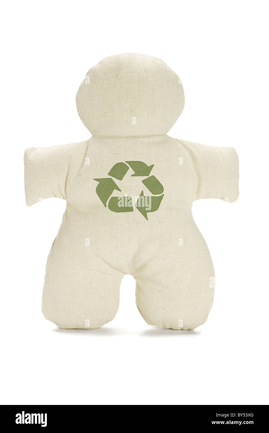 Dummy sin rostro muñeco suave con símbolo de reciclado sobre fondo blanco. Foto de stock