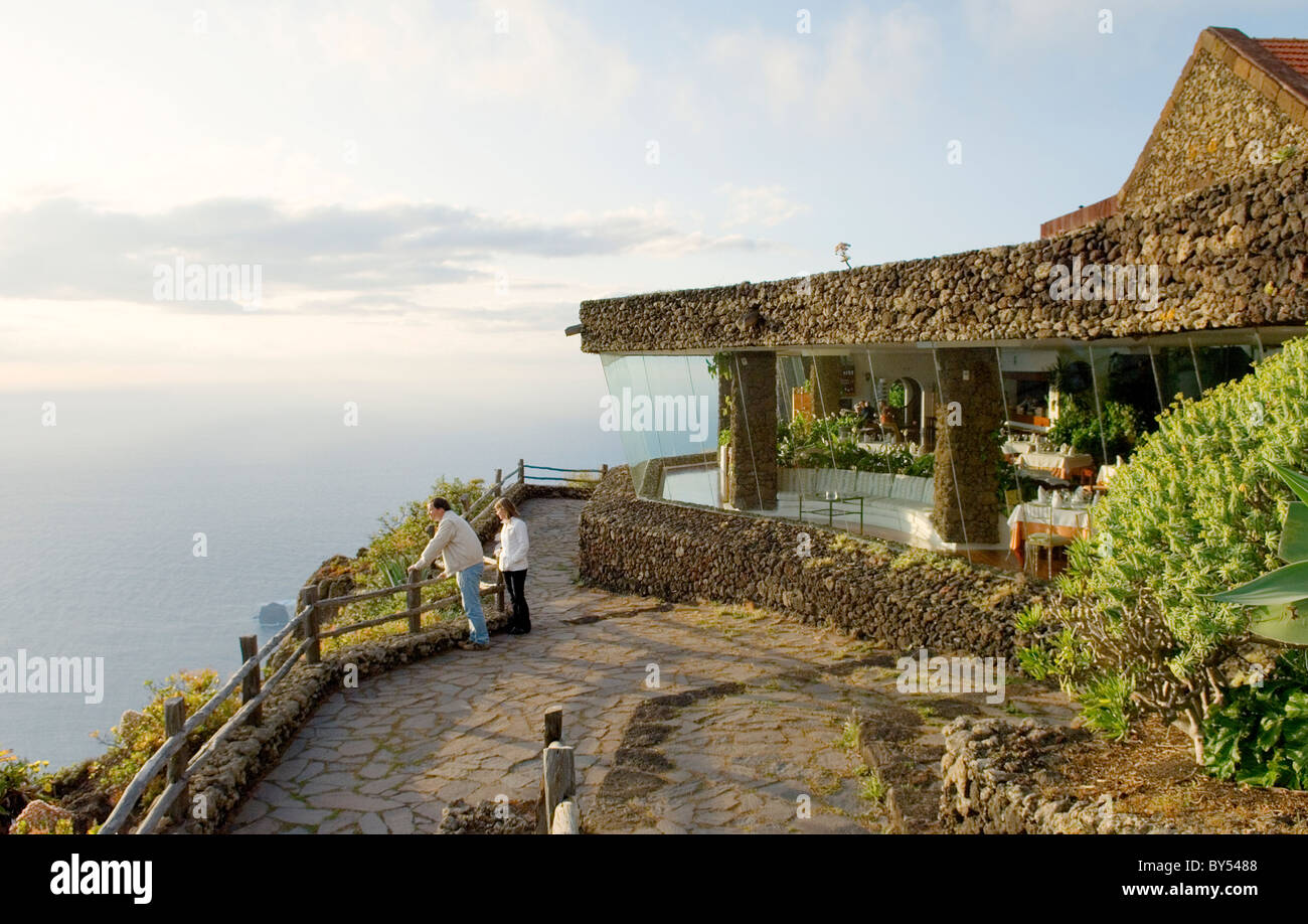 El Hierro, Islas Canarias. Mirador de la peña restaurante tiene magníficas  vistas desde el acantilado del Risco de Tibataje Sobre El Golfo Fotografía  de stock - Alamy