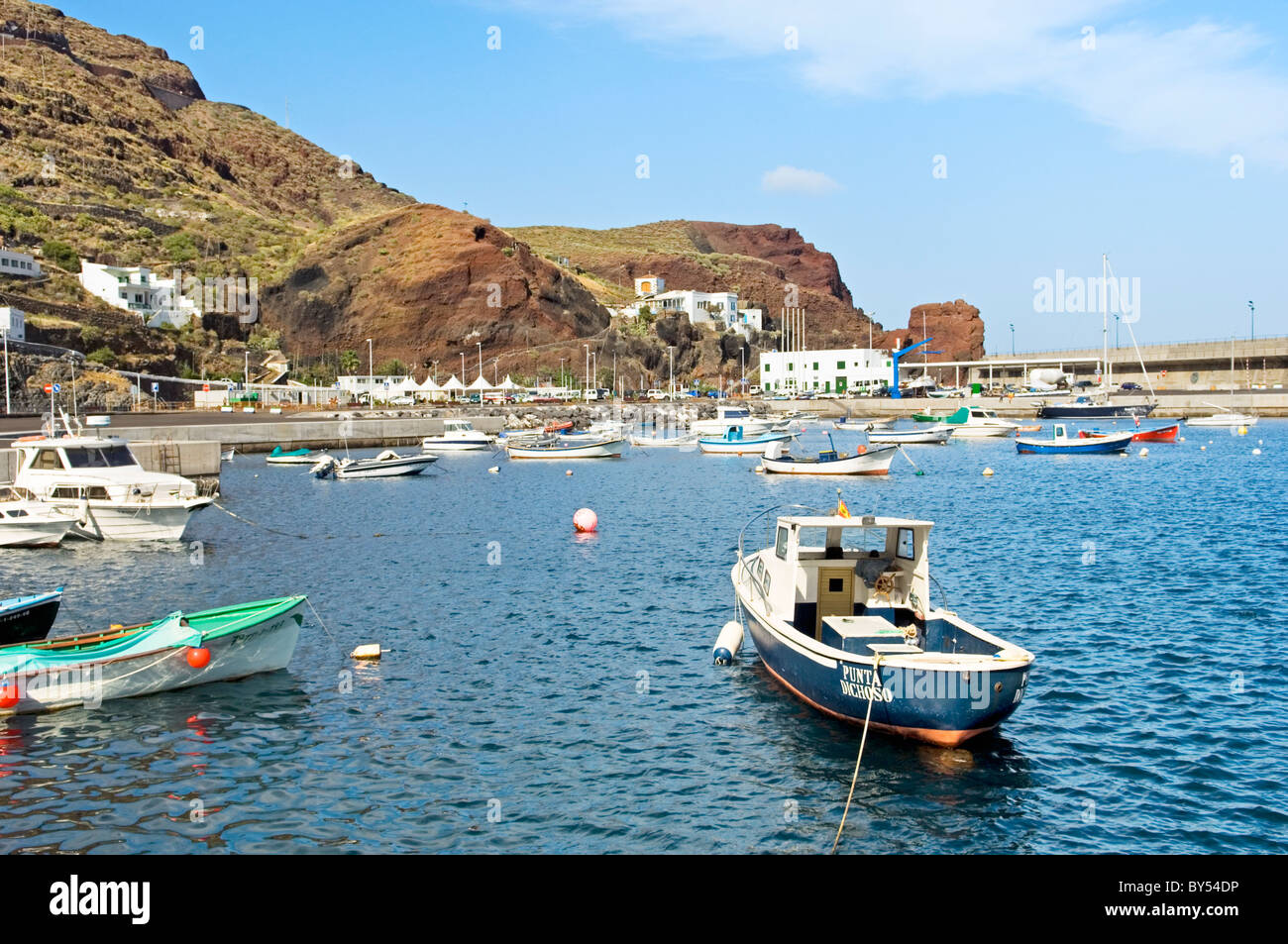 El Hierro, Islas Canarias. El muelle de Puerto de la Estaca. El coche de la  terminal de ferry del puerto de la isla de El Hierro Fotografía de stock -  Alamy