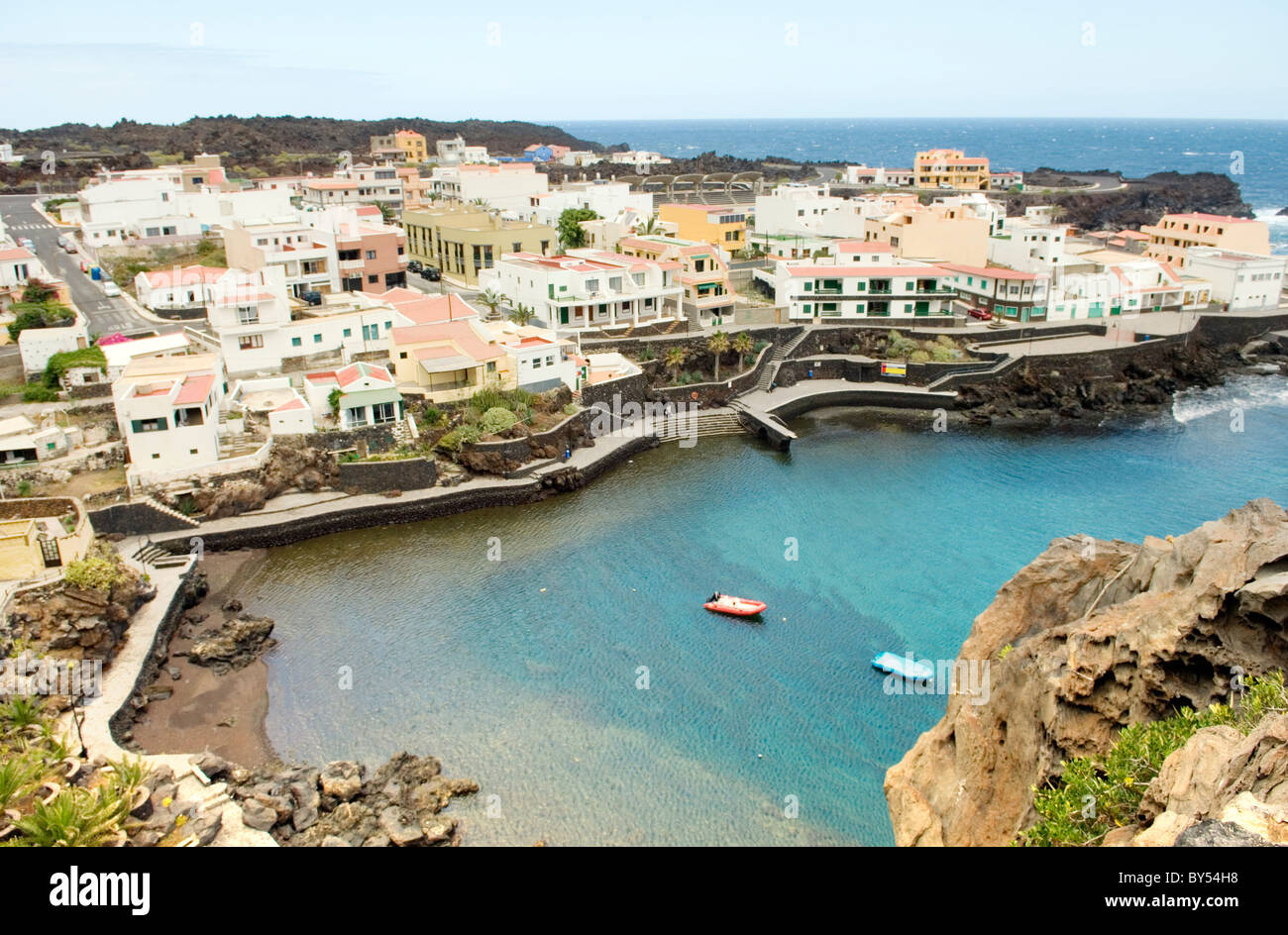 El Hierro, Islas Canarias. La aldea de pescadores, y apartamentos de  vacaciones de Tamaduste con su recién renovado puerto Fotografía de stock -  Alamy