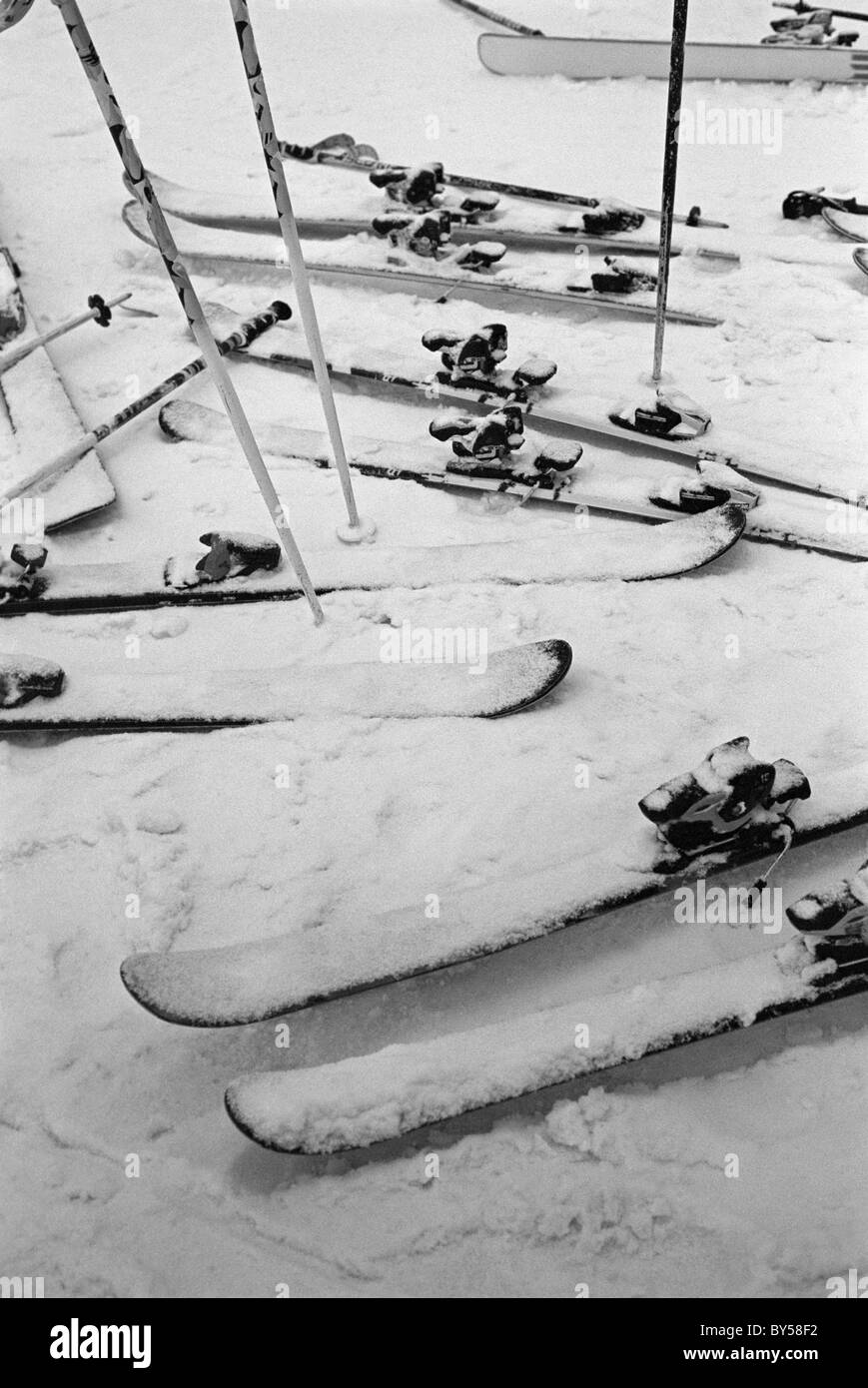 Los esquís y bastones de esquí en la nieve. Foto de stock