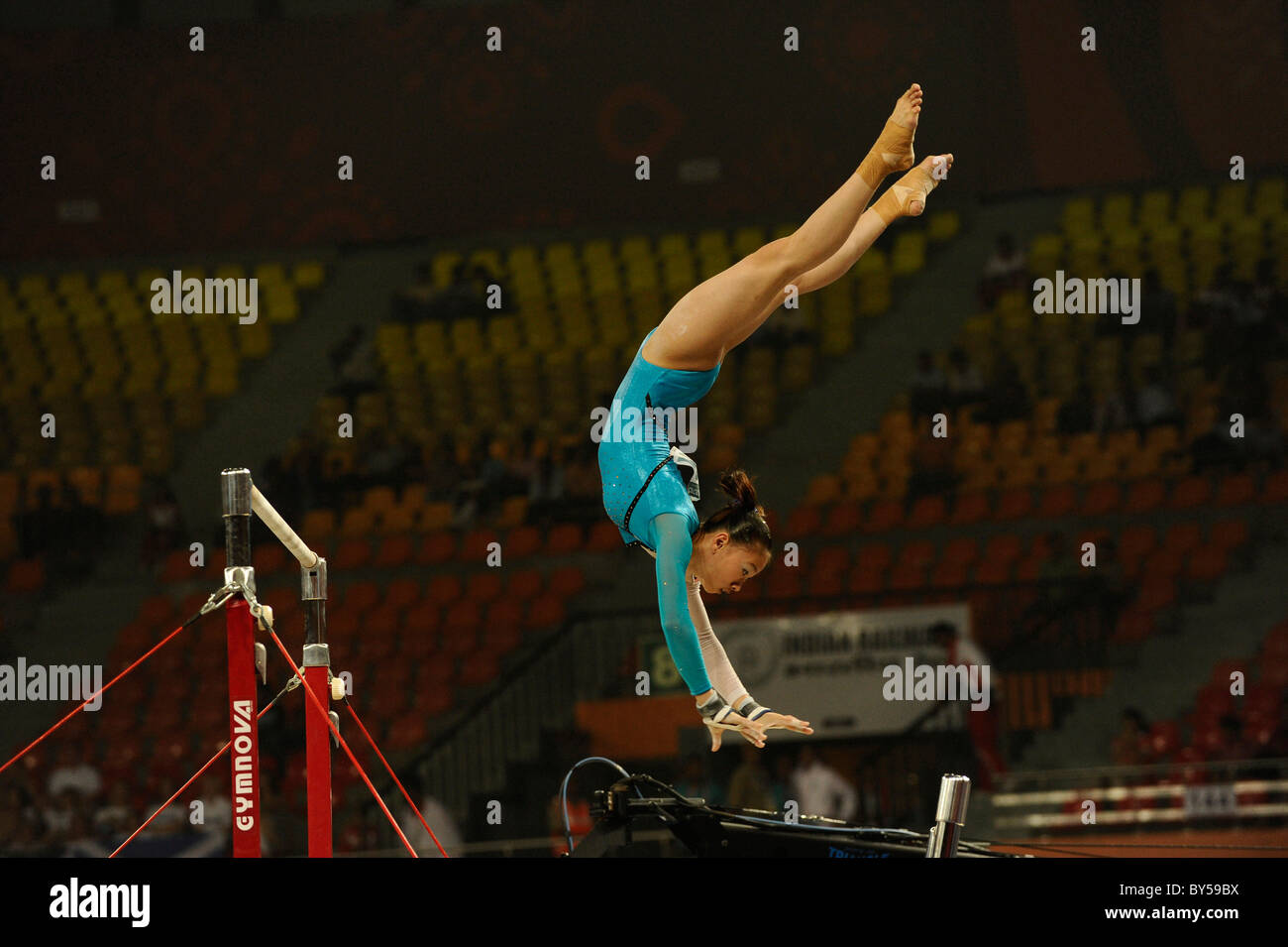 India Delhi 2010 XIX Juegos de la Commonwealth gimnasta femenino en barras paralelas asimétricas. Foto de stock