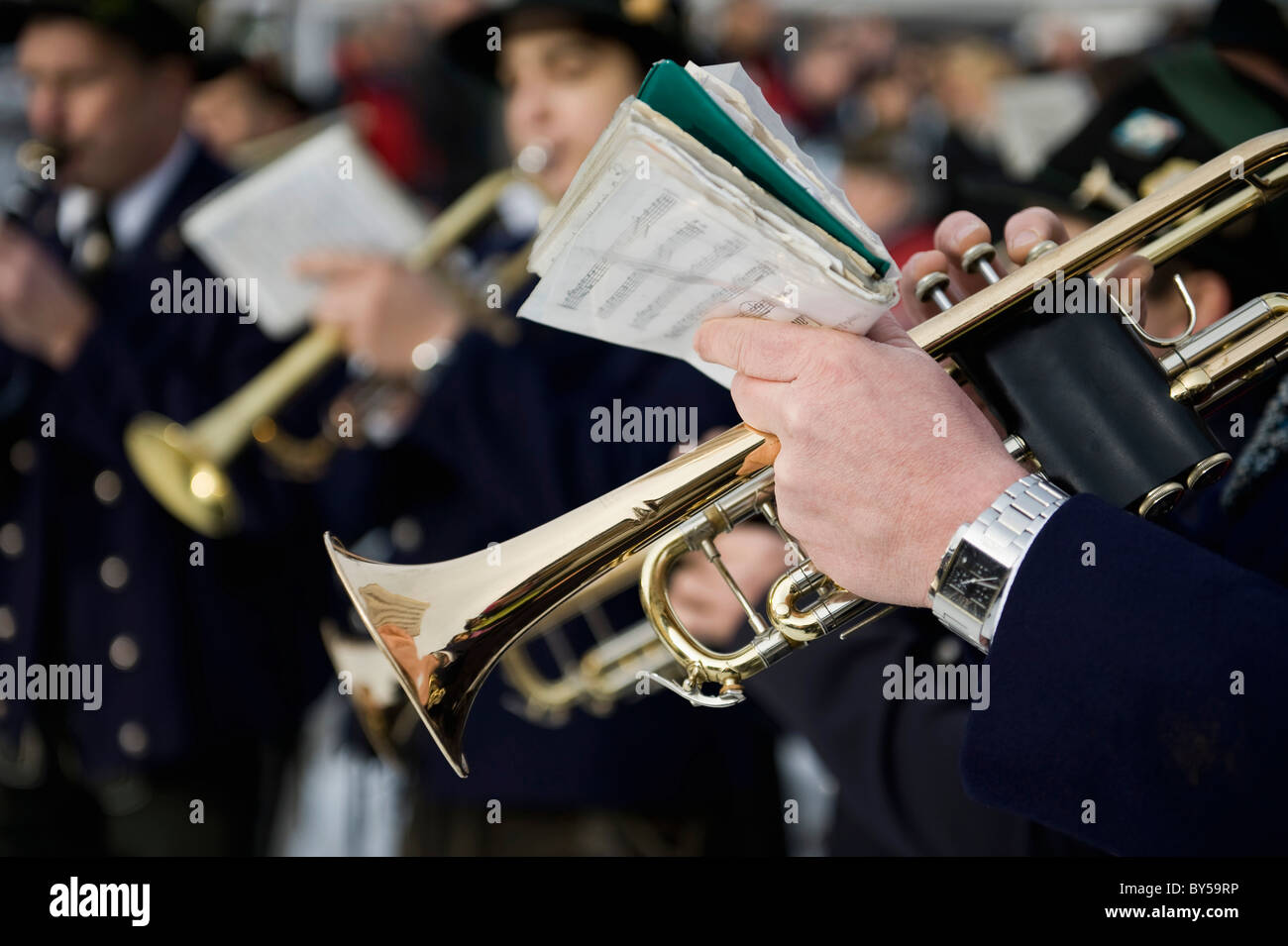 Persona tocando una trompeta en una banda callejera Foto de stock