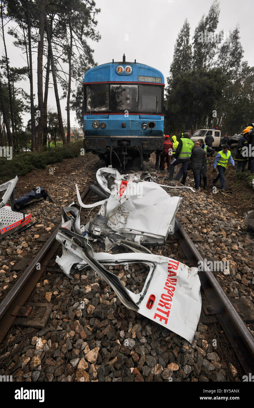Accidente automovilístico en tren fotografías e imágenes de alta resolución  - Alamy