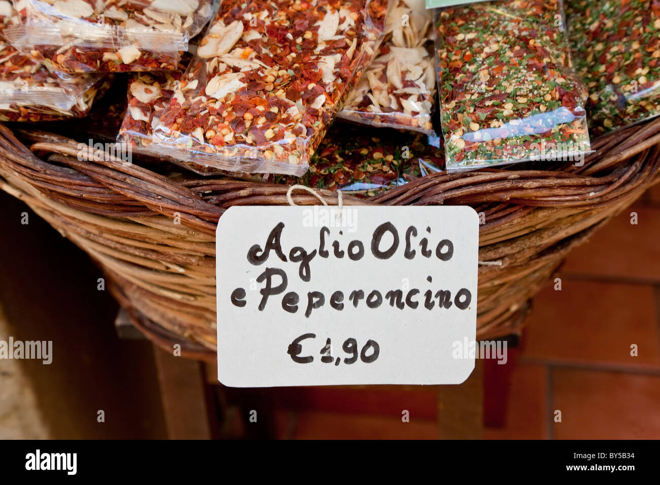 Peperoncino chili copos secos para Aglio Olio salsa para pastas, Pienza, Toscana, Italia Foto de stock