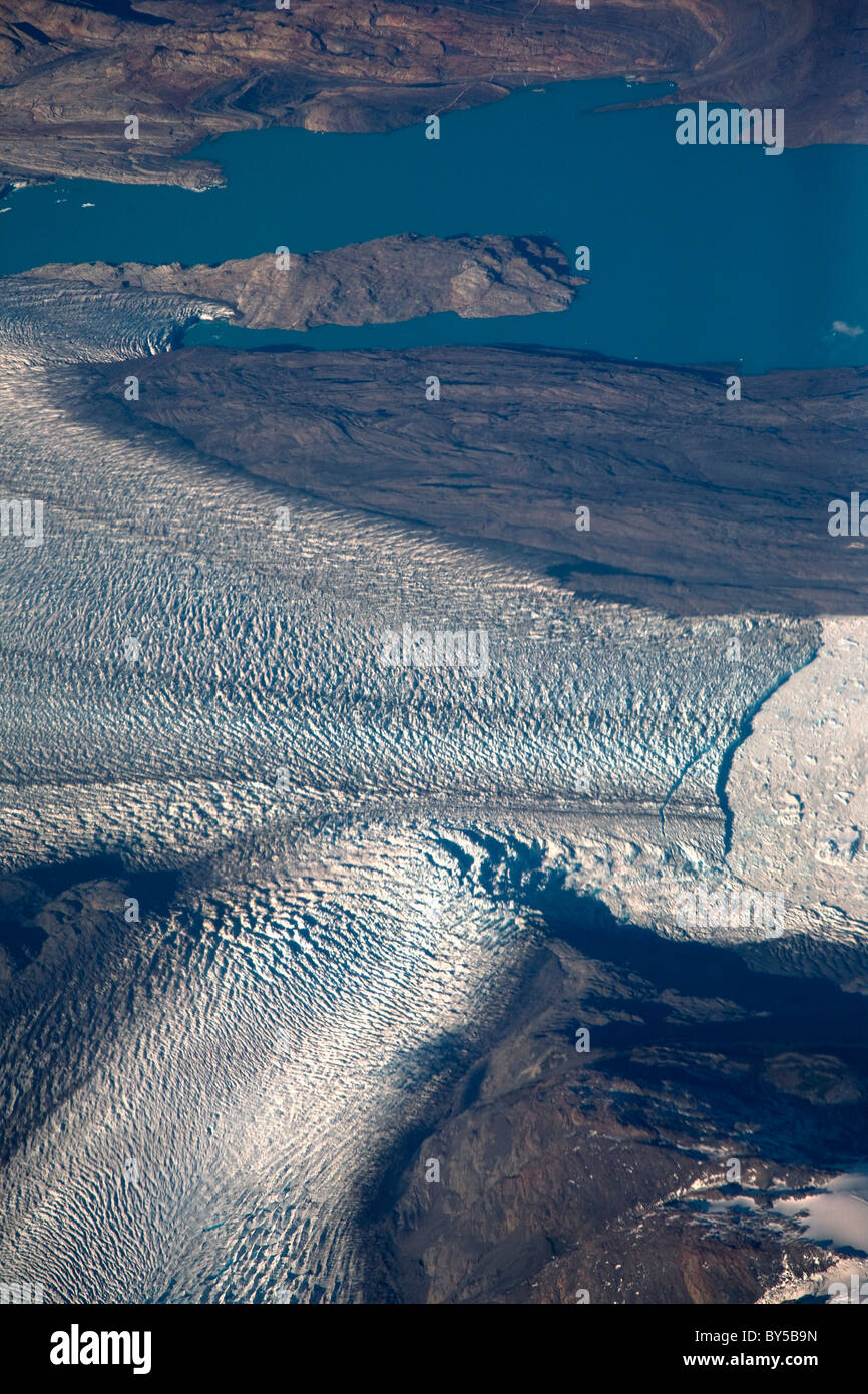 Vista aérea de lagos, glaciares y montañas, el Parque Nacional Torres del Paine, Chile Foto de stock