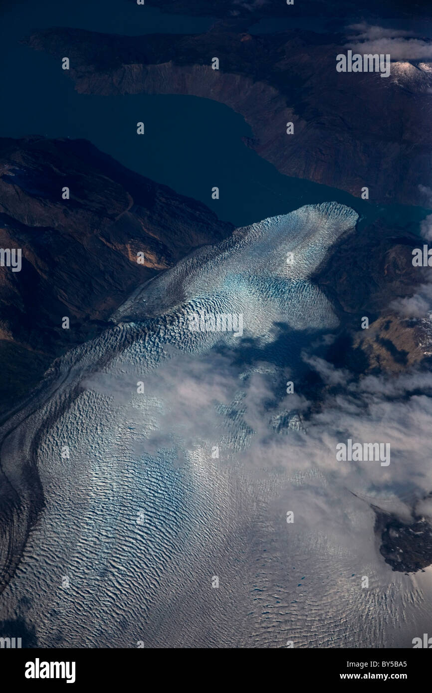 Vista aérea de lagos, glaciares y montañas, el Parque Nacional Torres del Paine, Chile Foto de stock