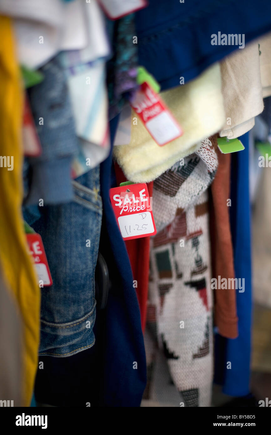 Etiquetas de precios de ropa usada de stock - Alamy