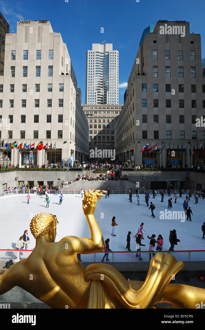 Rockefeller Plaza, la estatua de Prometeo, se deslizan en el Rockefeller Center, Nueva York, EE.UU. Foto de stock