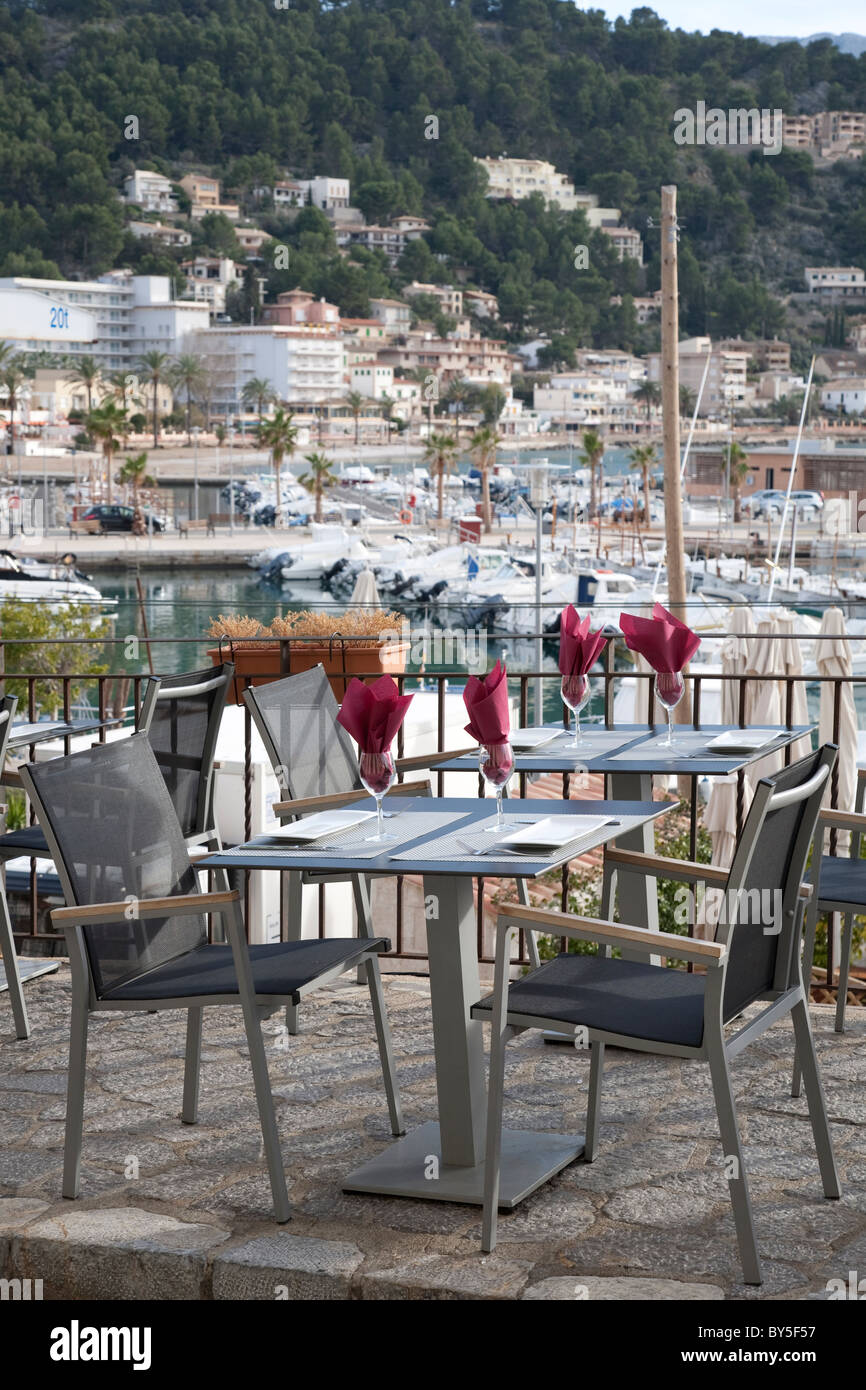Mesa de restaurante en el Puerto de Sóller, Mallorca, España Fotografía de  stock - Alamy