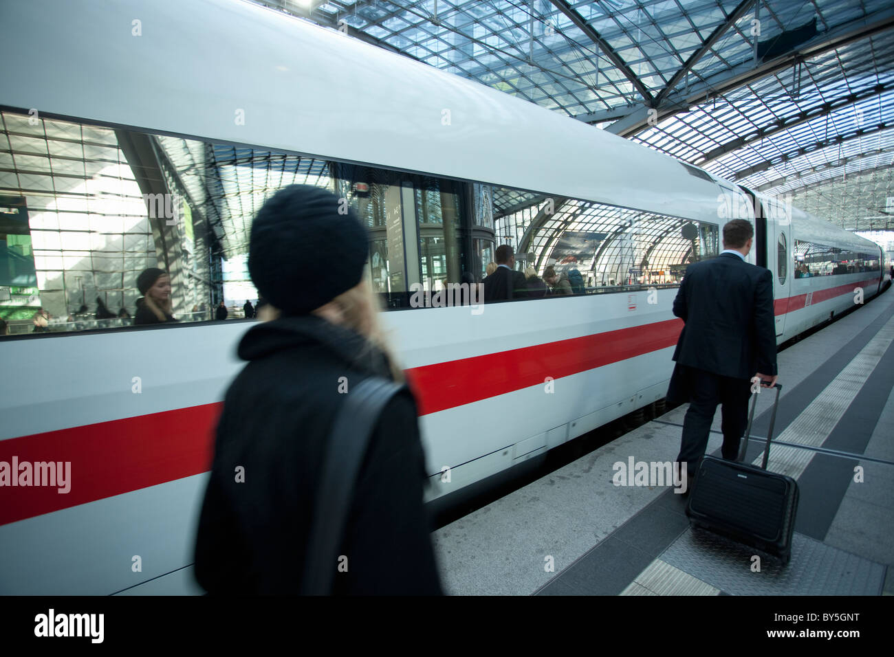 Alemania,Berlín,viajeros y tren ICE en la Hauptbahnhf Foto de stock