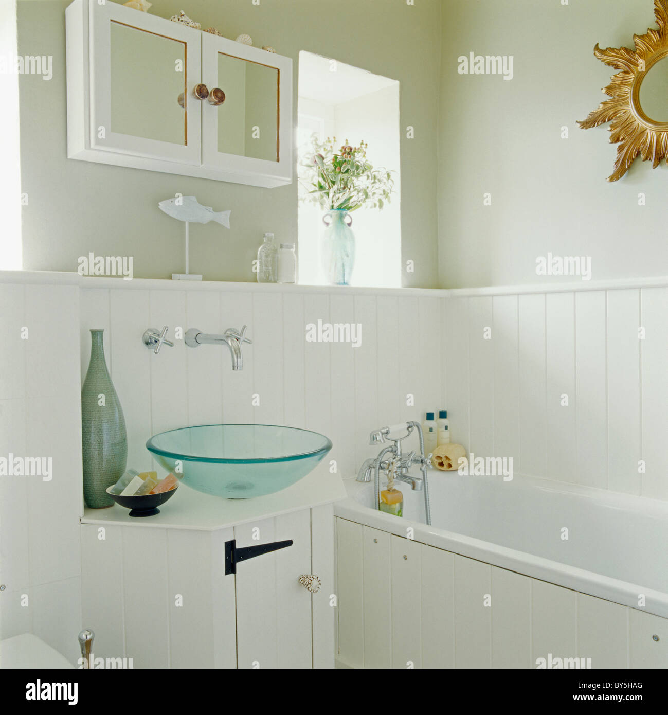 La cubeta de la cuenca moderna de cristal pequeño armario en el país baño  con lengüeta blanca+groove paneles sobre la bañera y el lavabo Fotografía  de stock - Alamy